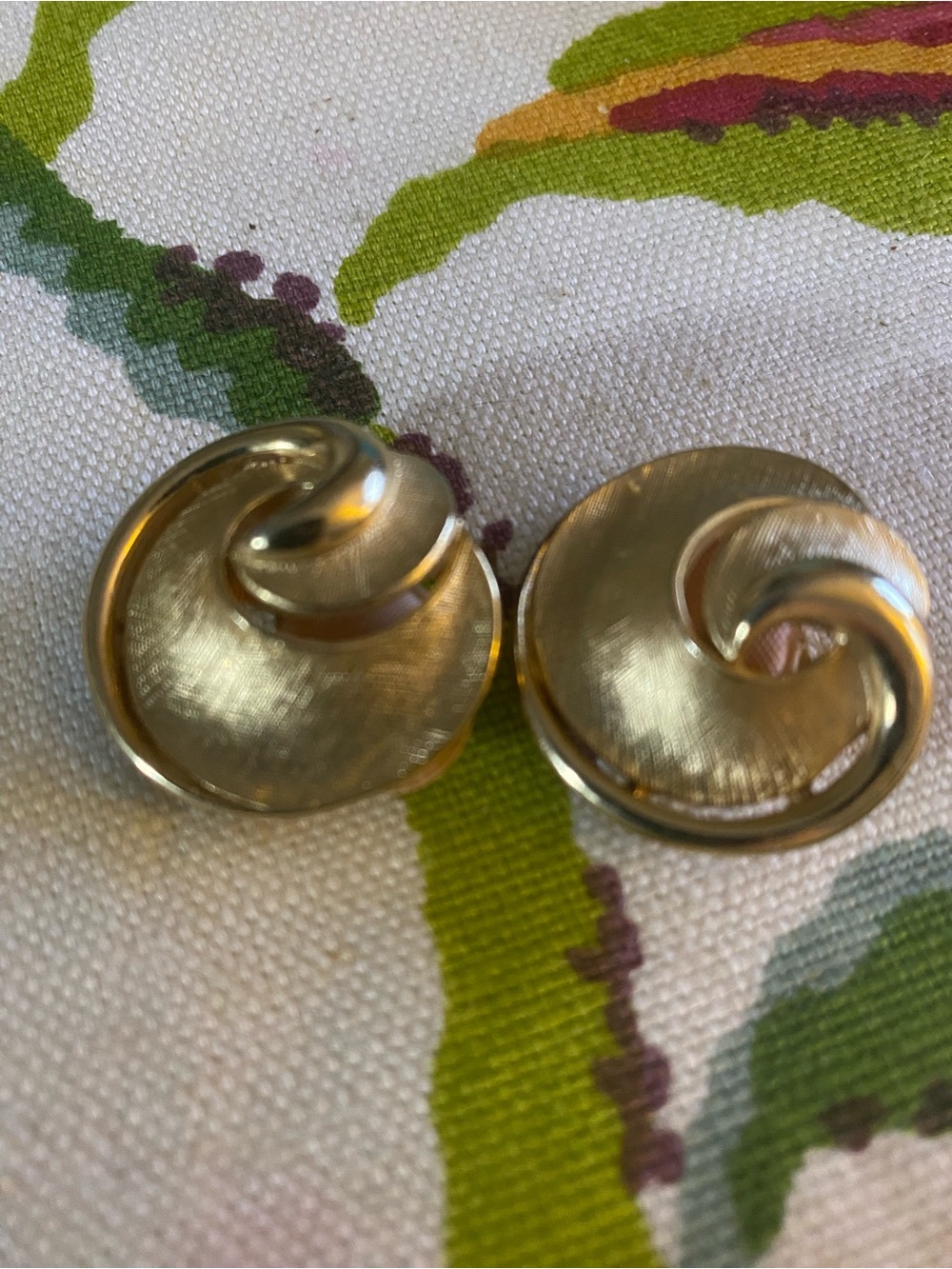 (BB6) Vintage Signed Trifari Vintage Swirl Gold-Tone Clip On Earrings